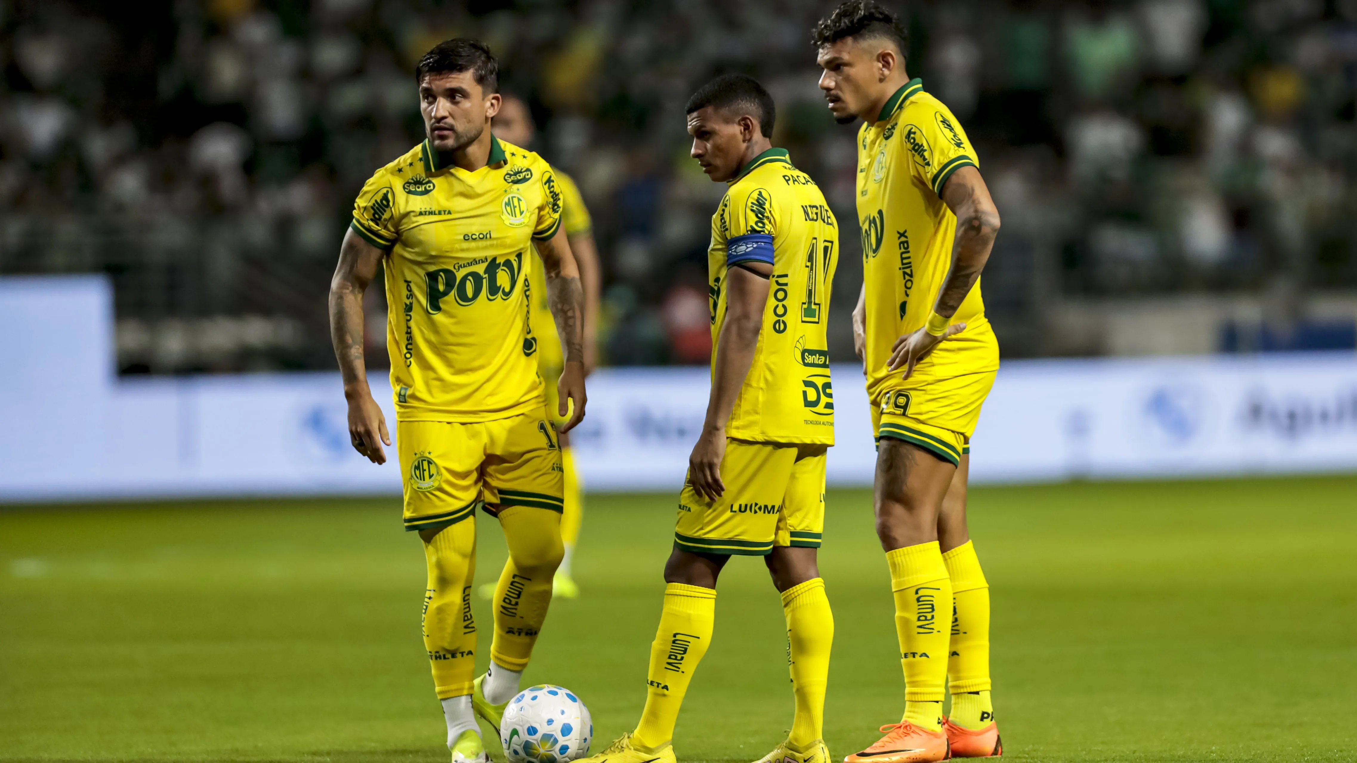 Jogadores do Mirassol em partida contra o Palmeiras. Foto: Marco Miatelo/AGIF
