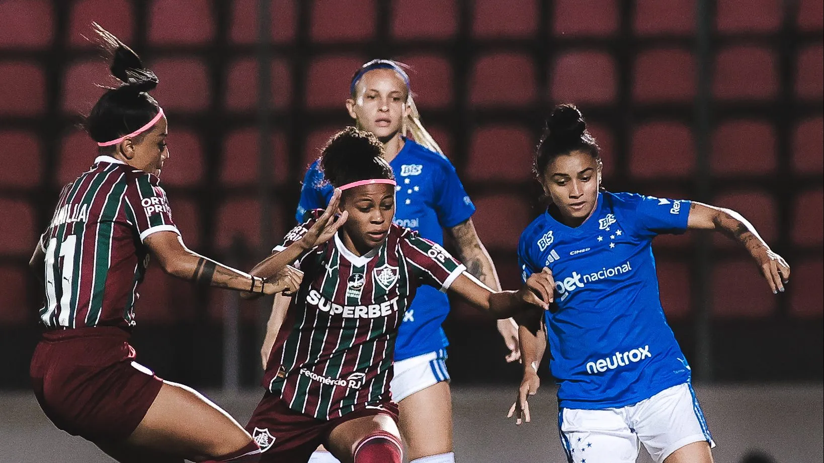 Jogadoras do Cruzeiro e Fluminense em campo pelo Brasileirão Feminino