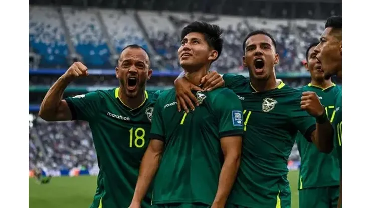 Miguelito, do Santos, comemora seu gol de pênalti leva a Bolívia ao triunfo sobre o Suriname. Foto: Hector Vivas - FIFA/FIFA via Getty Images