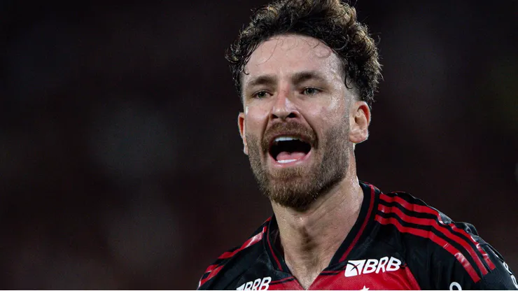 Léo Pereira caiu nas graças de Ancelotti - Foto: Thiago Ribeiro/AGIF