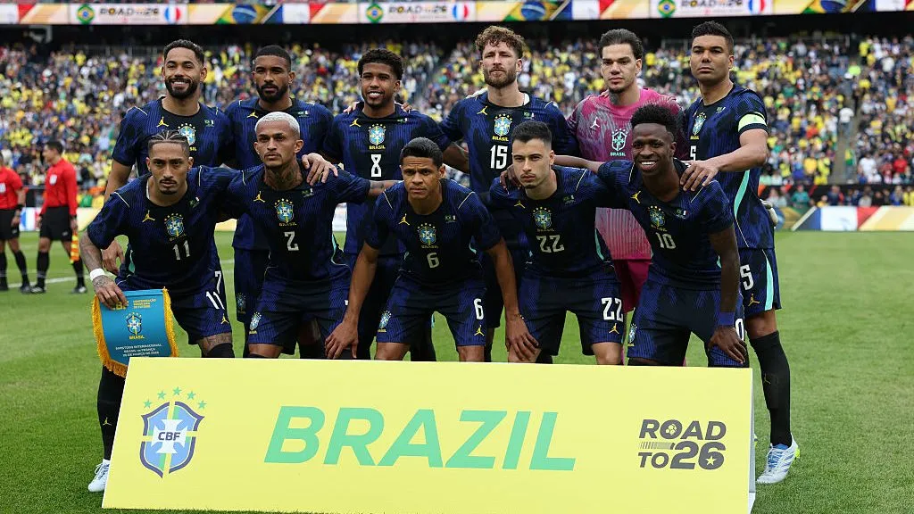 Léo Pereira posa para foto com o  time titular do Brasil – (Photo by Maddie Meyer/Getty Images)