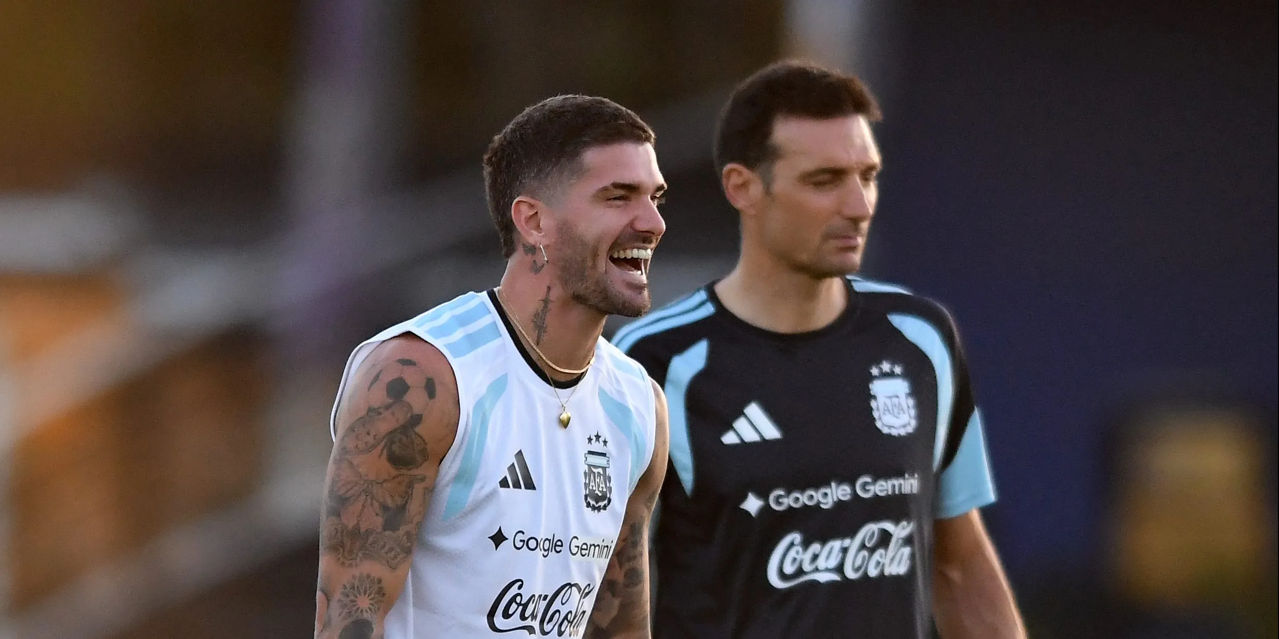 Scaloni e De Paul durante treinamento. Foto: Marcelo Endelli/Getty Images