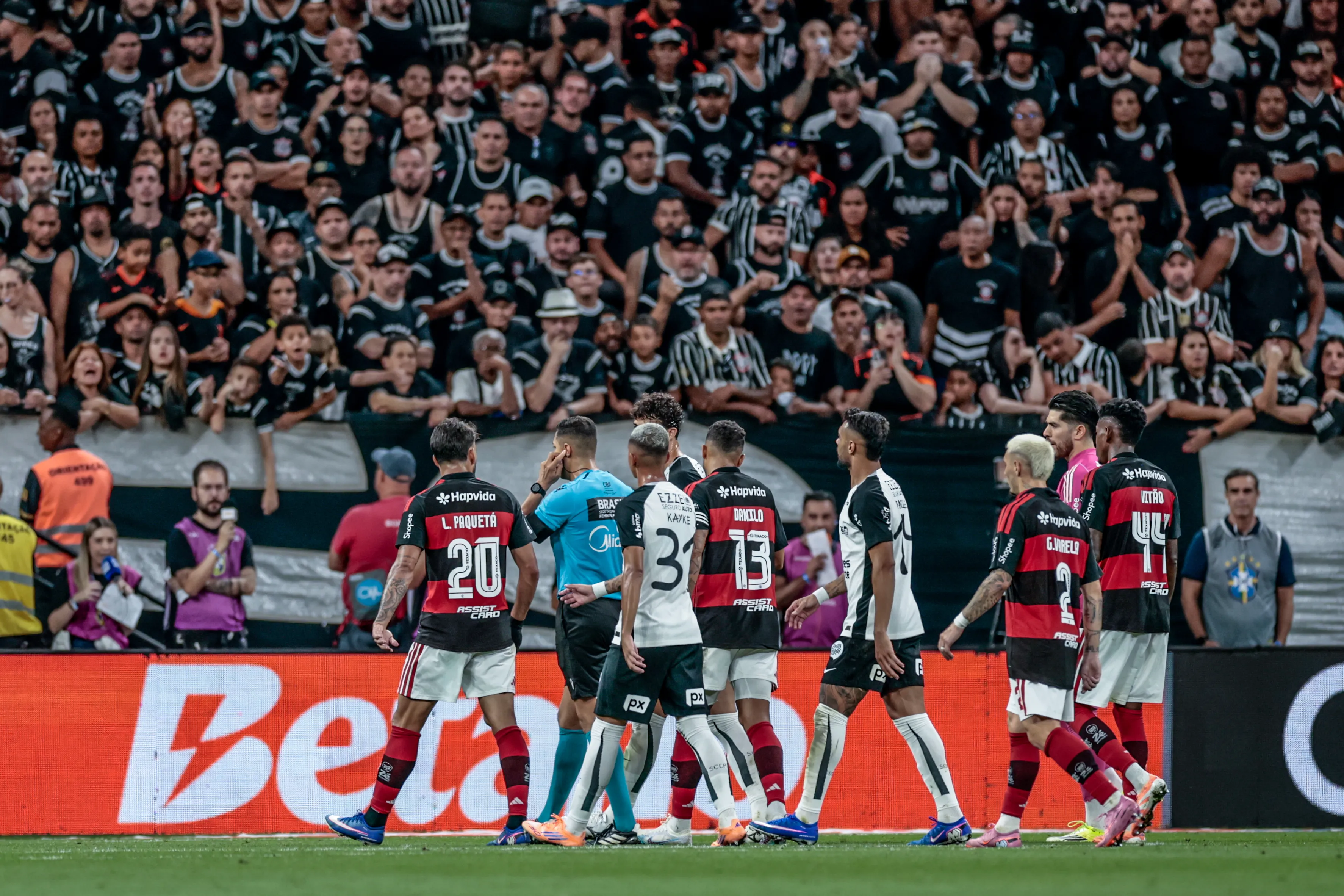SP – SAO PAULO – 22/03/2026 – BRASILEIRO A 2026, CORINTHIANS X FLAMENGO –  jogadores do Flamengo reclamam com a arbitragem durante partida contra o Corinthians no estAdio Arena Corinthians pelo campeonato Brasileiro A 2026. Foto: Marcello Zambrana/AGIF