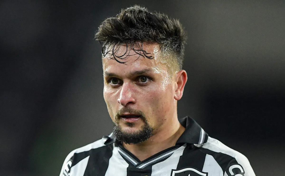 Staff de Artur pede cláusula ‘inusitada’ para deixar o Botafogo e desagrada São Paulo