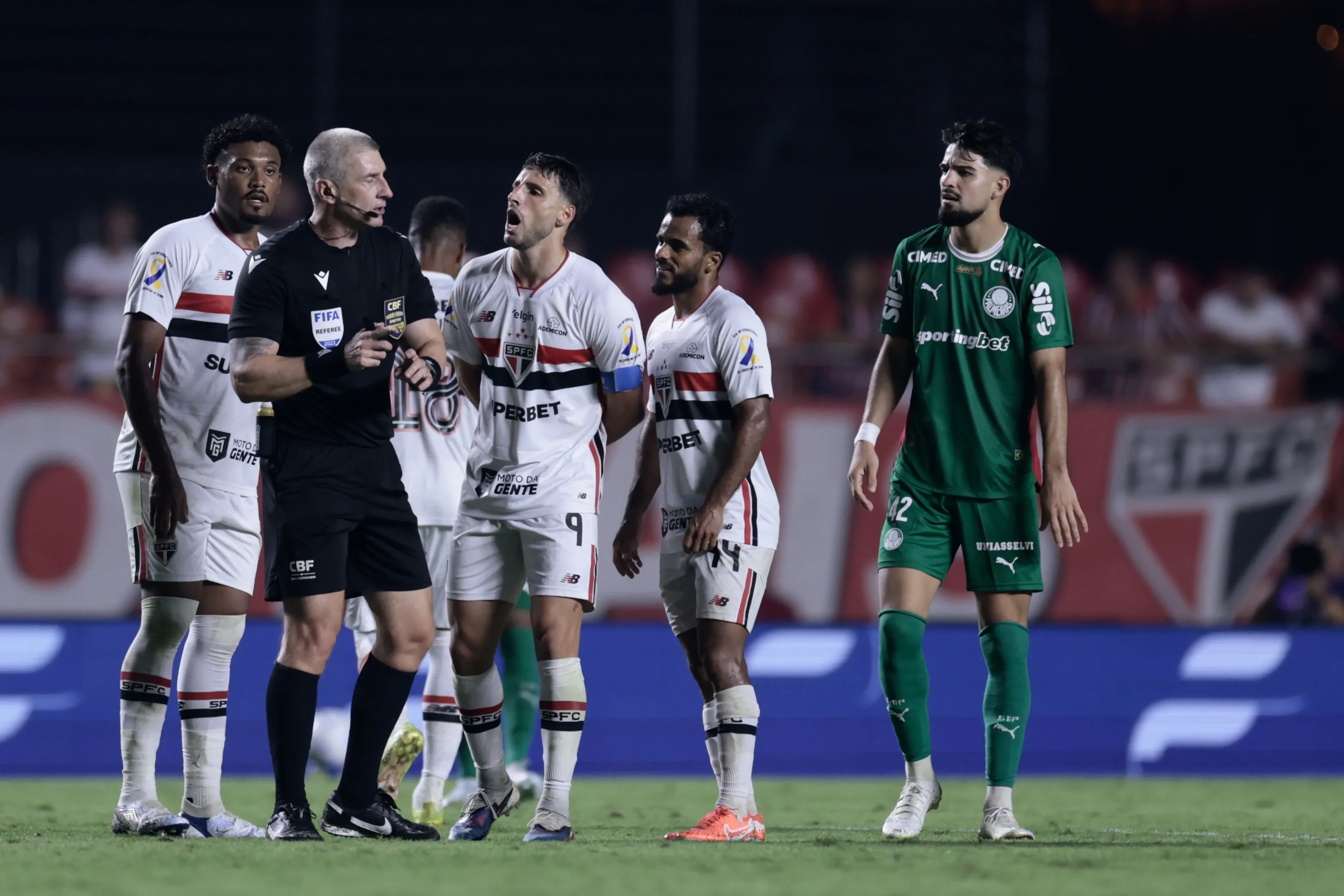 SP – SAO PAULO – 21/03/2026 – BRASILEIRO A 2026, SAO PAULO X PALMEIRAS – Calleri jogador do Sao Paulo reclama com a arbitragem durante partida contra o Palmeiras no estadio Morumbi pelo campeonato Brasileiro A 2026. Foto: Marcello Zambrana/AGIF