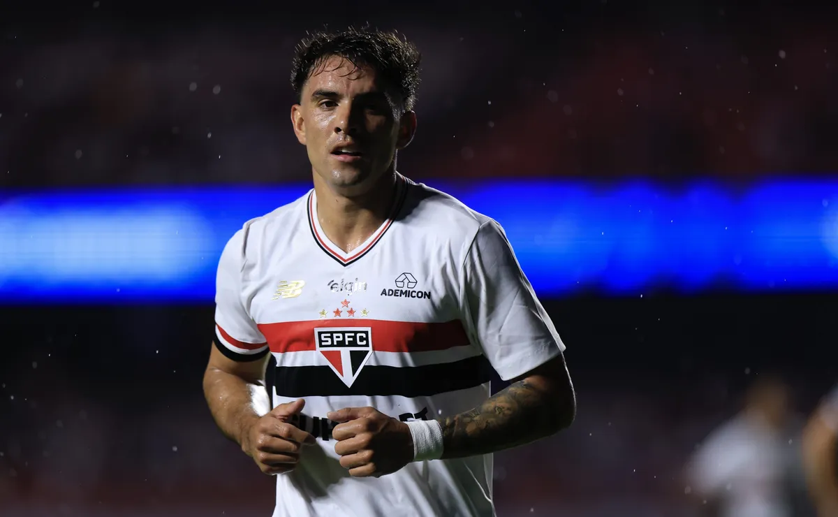 Enzo Díaz, lateral do São Paulo, lidera números defensivos e chama atenção no Brasileirão
