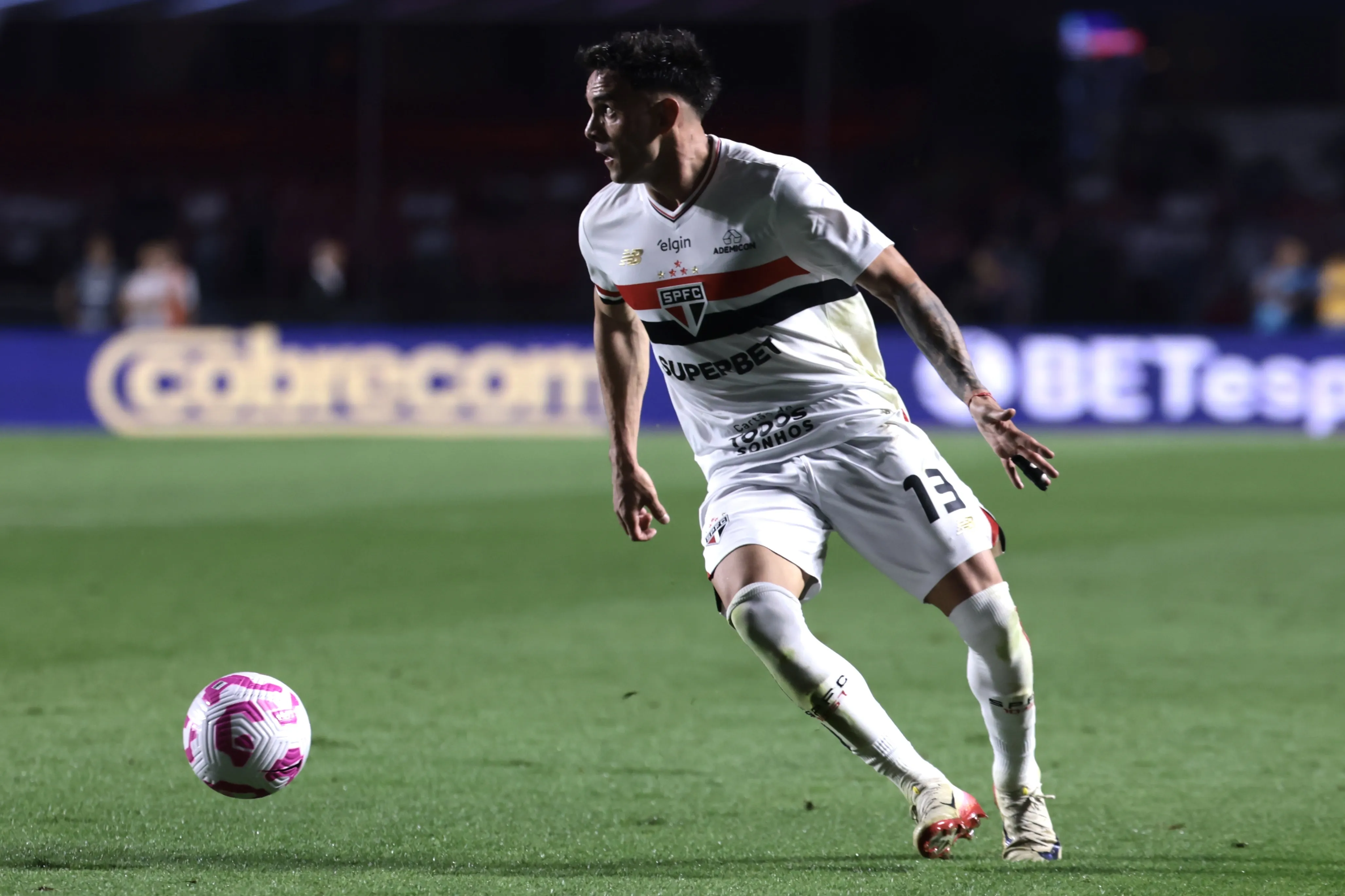 Enzo Díaz durante partida pelo São Paulo. Foto: Marcello Zambrana/AGIF