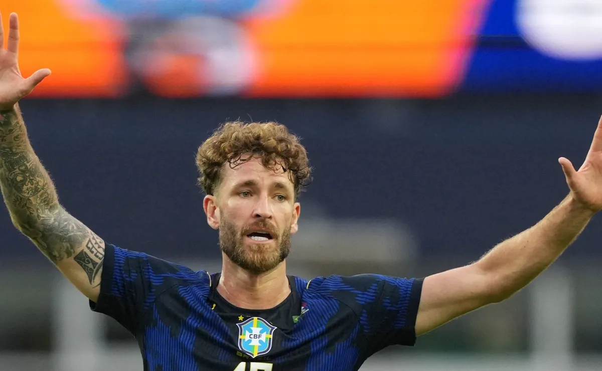 Léo Pereira, do Flamengo, é culpado pelo gol marcado por Mbappé, diz Tiago Leifert: “Bola na fogueira”