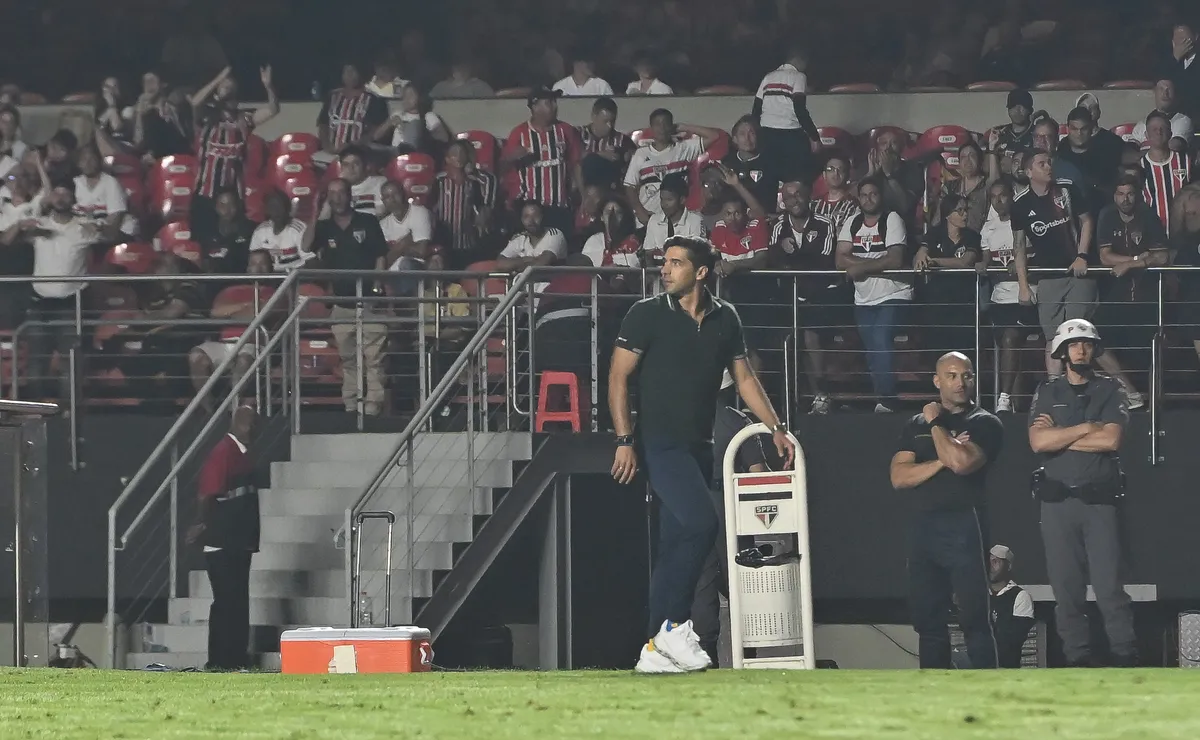 Abel Ferreira muda postura no Palmeiras após marcação da arbitragem e adota perfil mais controlado