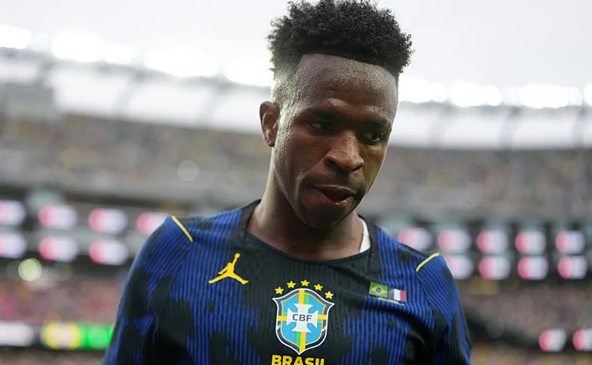 Tratamento desigual a Vini Jr. provoca desabafo de Tiago Leifert sobre a Seleção: “Se fosse o Neymar”