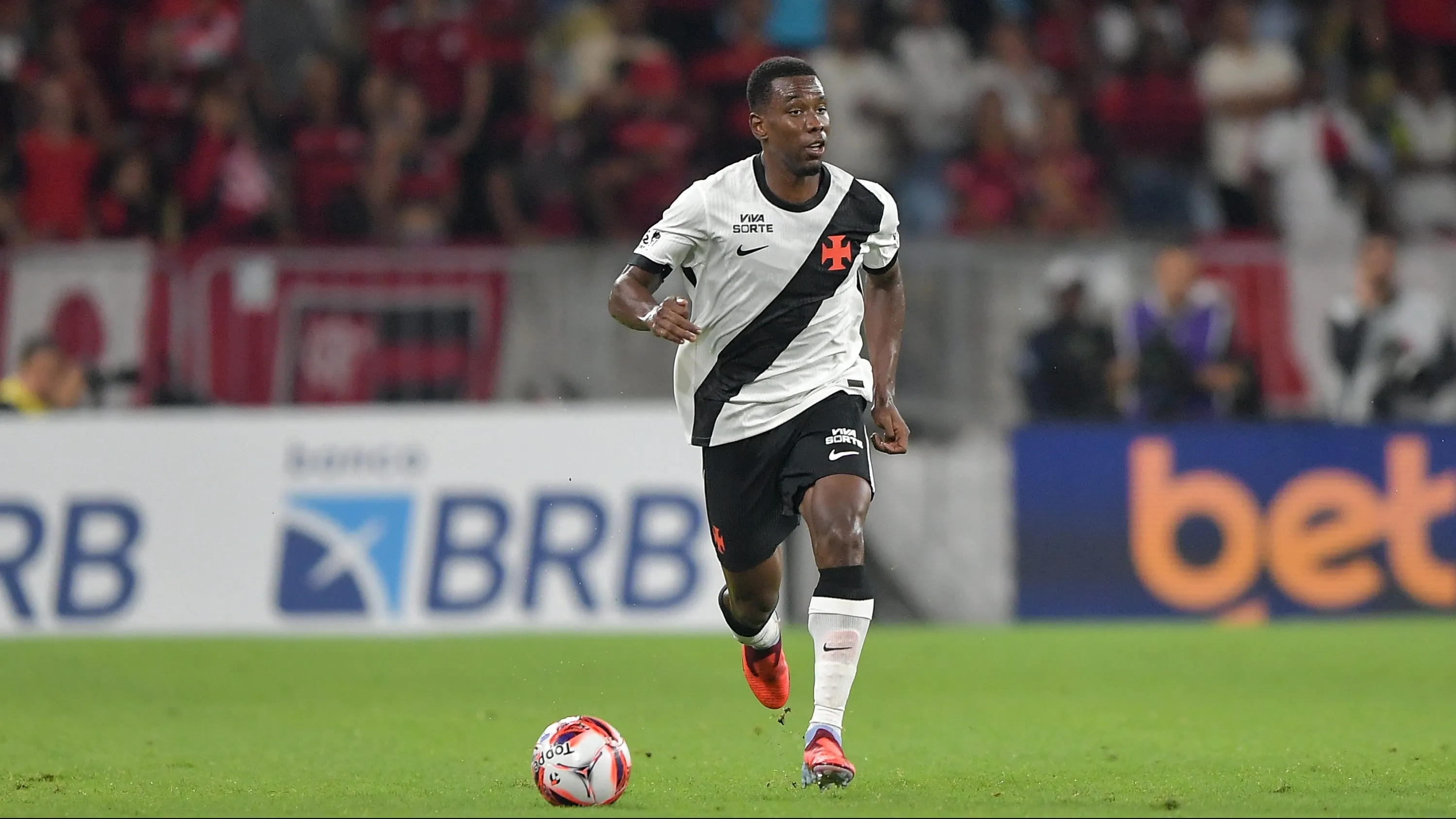 Cuesta jogador do Vasco durante partida contra o Flamengo no estadio Maracana pelo campeonato Carioca 2026. Foto: Thiago Ribeiro/AGIF