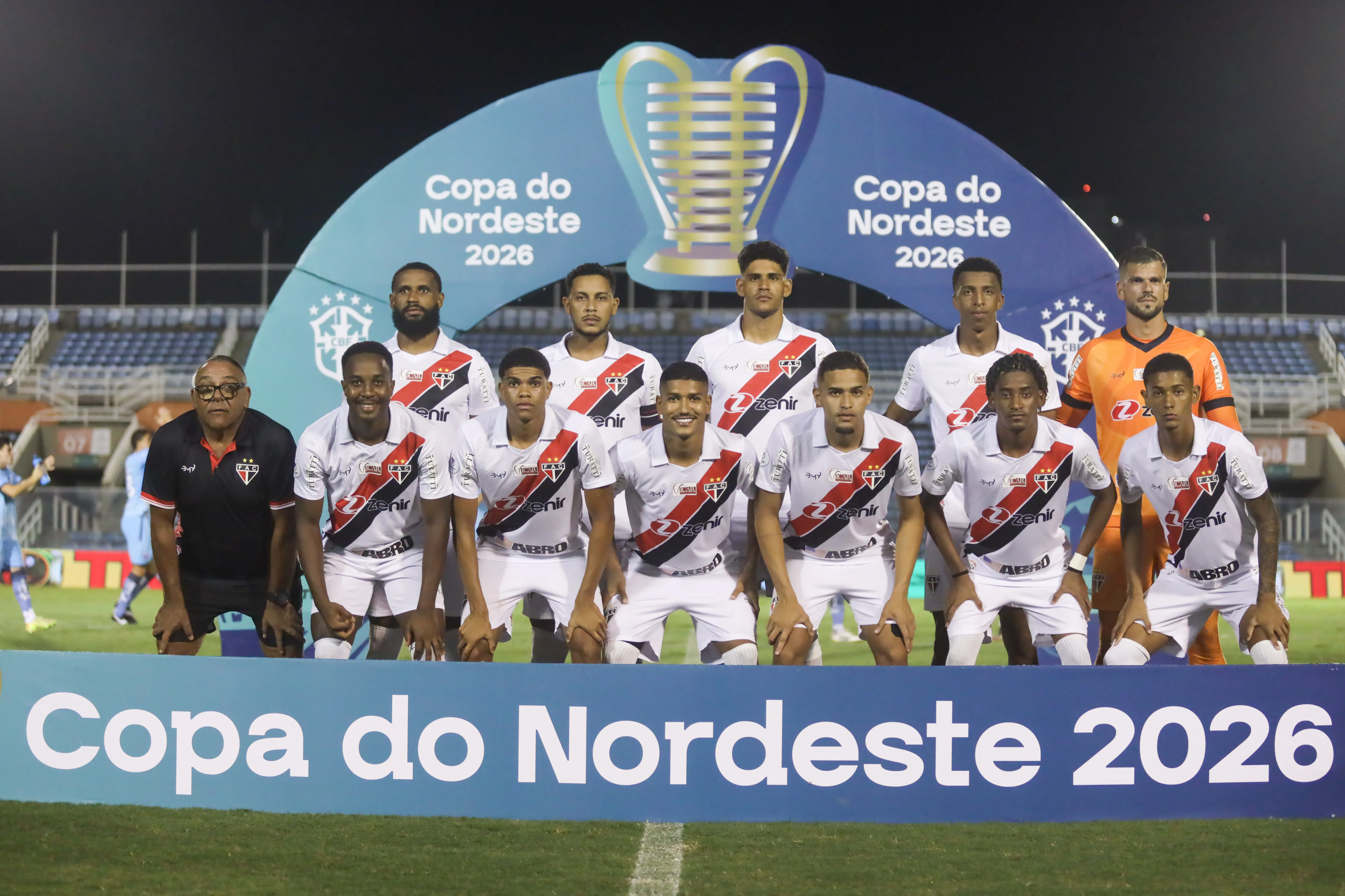 CE – FORTALEZA – 24/03/2026 – COPA DO NORDESTE 2026, FERROVIARIO X FORTALEZA – Jogadores do Ferroviario posam para foto antes na partida contra Fortaleza no estadio Presidente Vargas (CE) pelo campeonato Copa Do Nordeste 2026. Foto: Lucas Emanuel/AGIF
