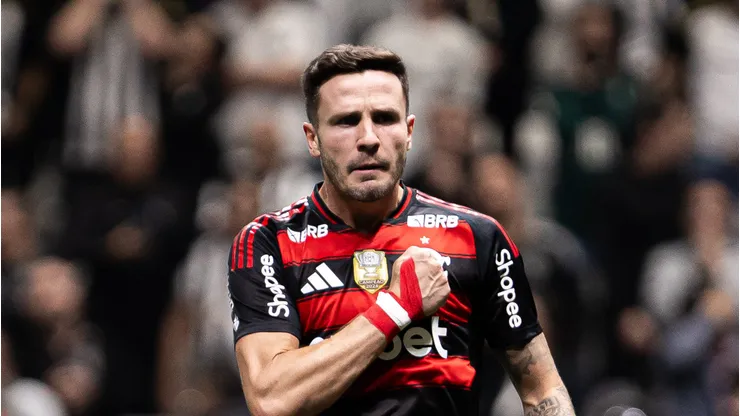 Saul jogador do Flamengo cobra penalti em decisao durante partida contra o Atletico-MG no estadio Arena MRV pelo campeonato Copa Do Brasil 2025.