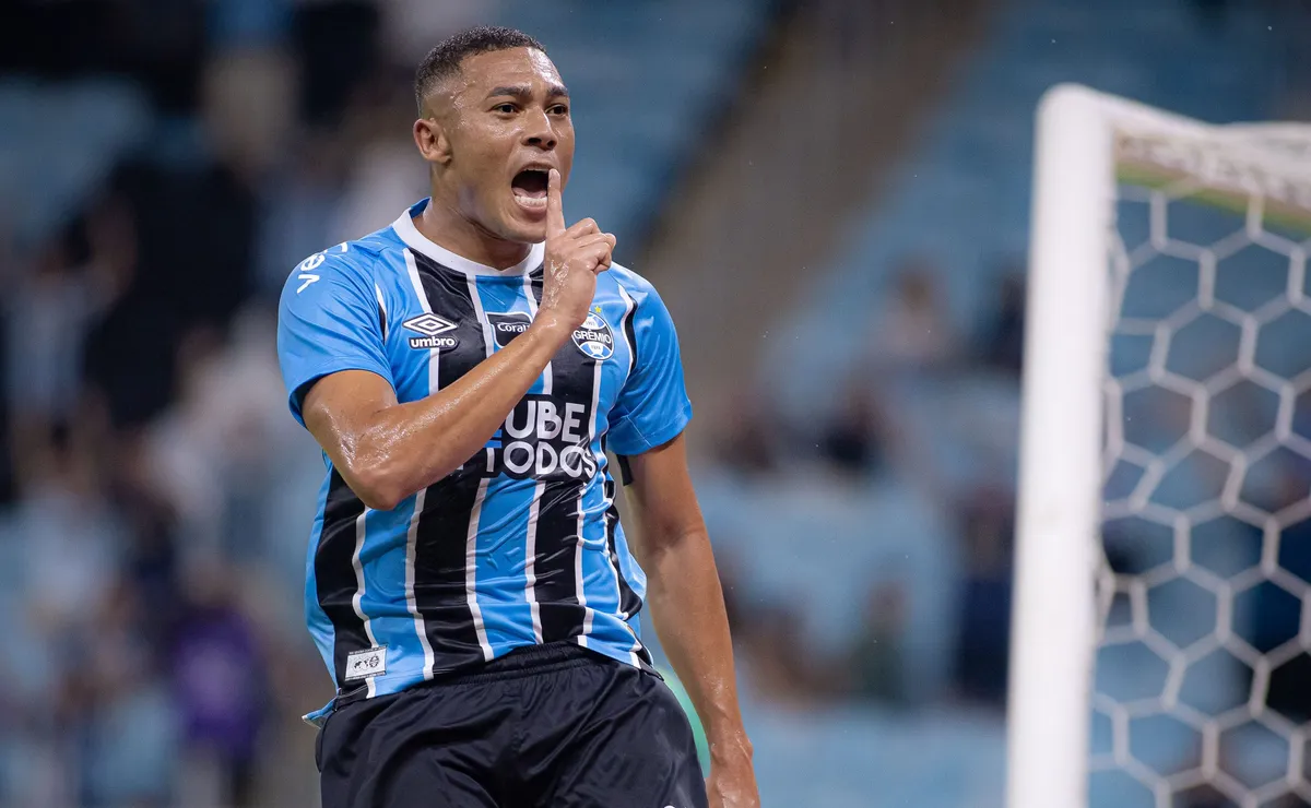 Carlos Vinícius vive fase artilheira no Grêmio e é eleito melhor jogador de fevereiro no Brasileirão