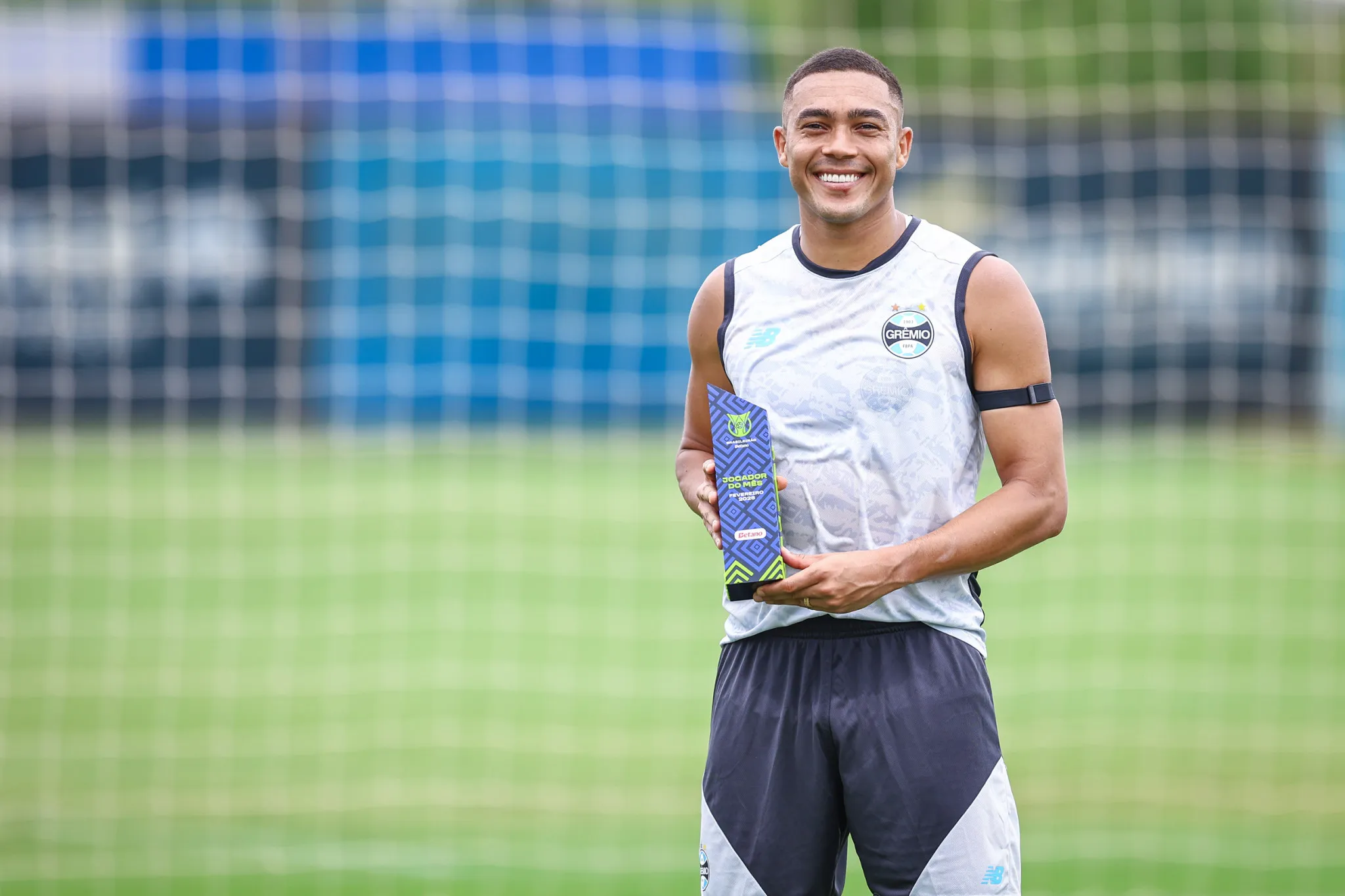 Carlos Vinícius com o prêmio do Brasileirão. Foto : Lucas Uebel/Grêmio FBPA
