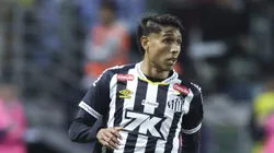 Alexis Duarte em campo com a camisa do Santos.
