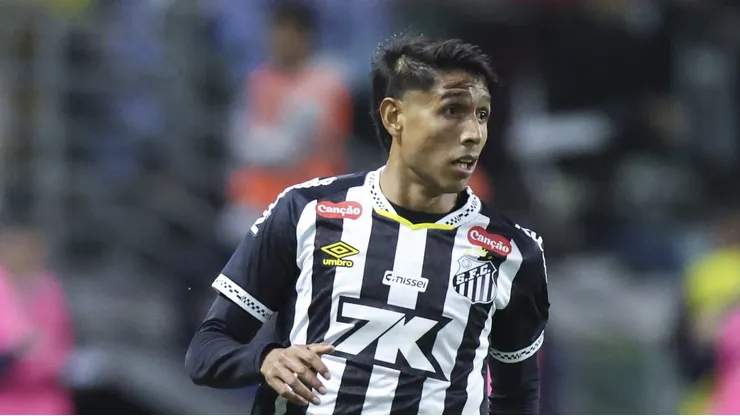 Alexis Duarte em campo com a camisa do Santos.