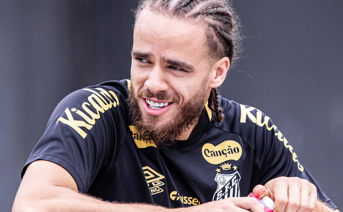 Billal Brahimi não se firma no Estrela de Amadora, de Portugal, e Santos monitora situação