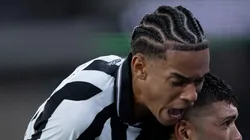 Newton comemora gol ao lado de Barboza.