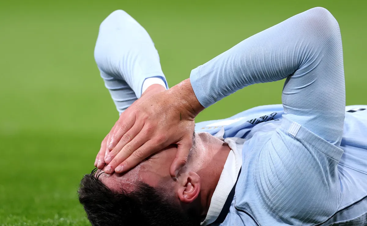 Piquerez sofre lesão no tornozelo em Wembley e preocupa Palmeiras para restante do ano