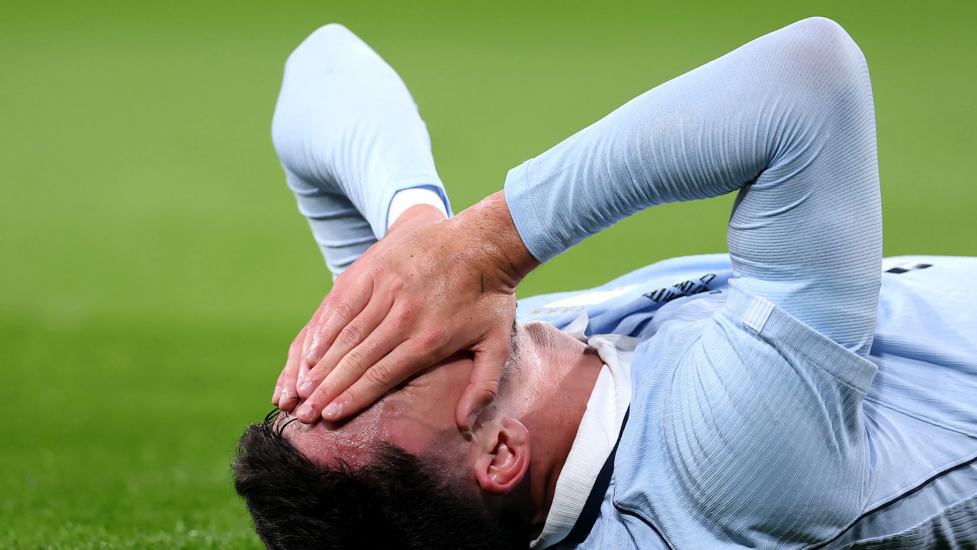 Piquerez, titular da Celeste, sofreu lesão séria contra a Inglaterra e preocupa o Palmeiras