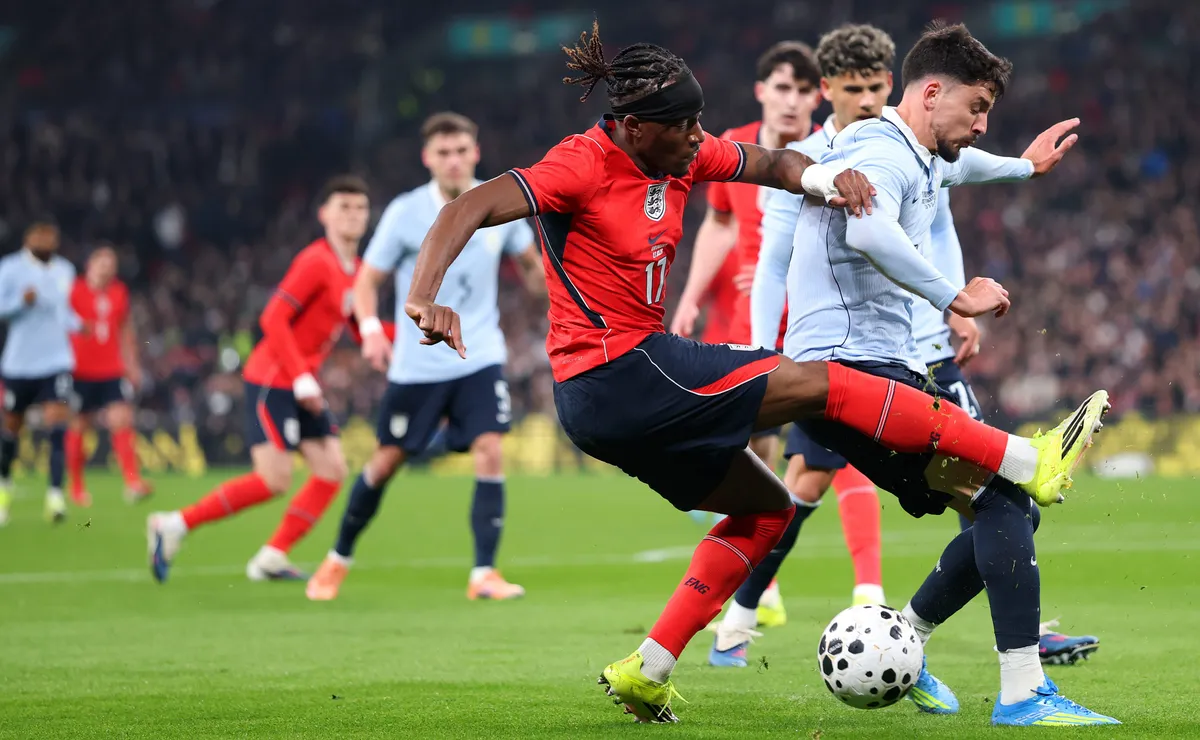 Piquerez sofre entorse em Inglaterra x Uruguai, mas não tem lesão óssea; Palmeiras vai reavaliar o lateral