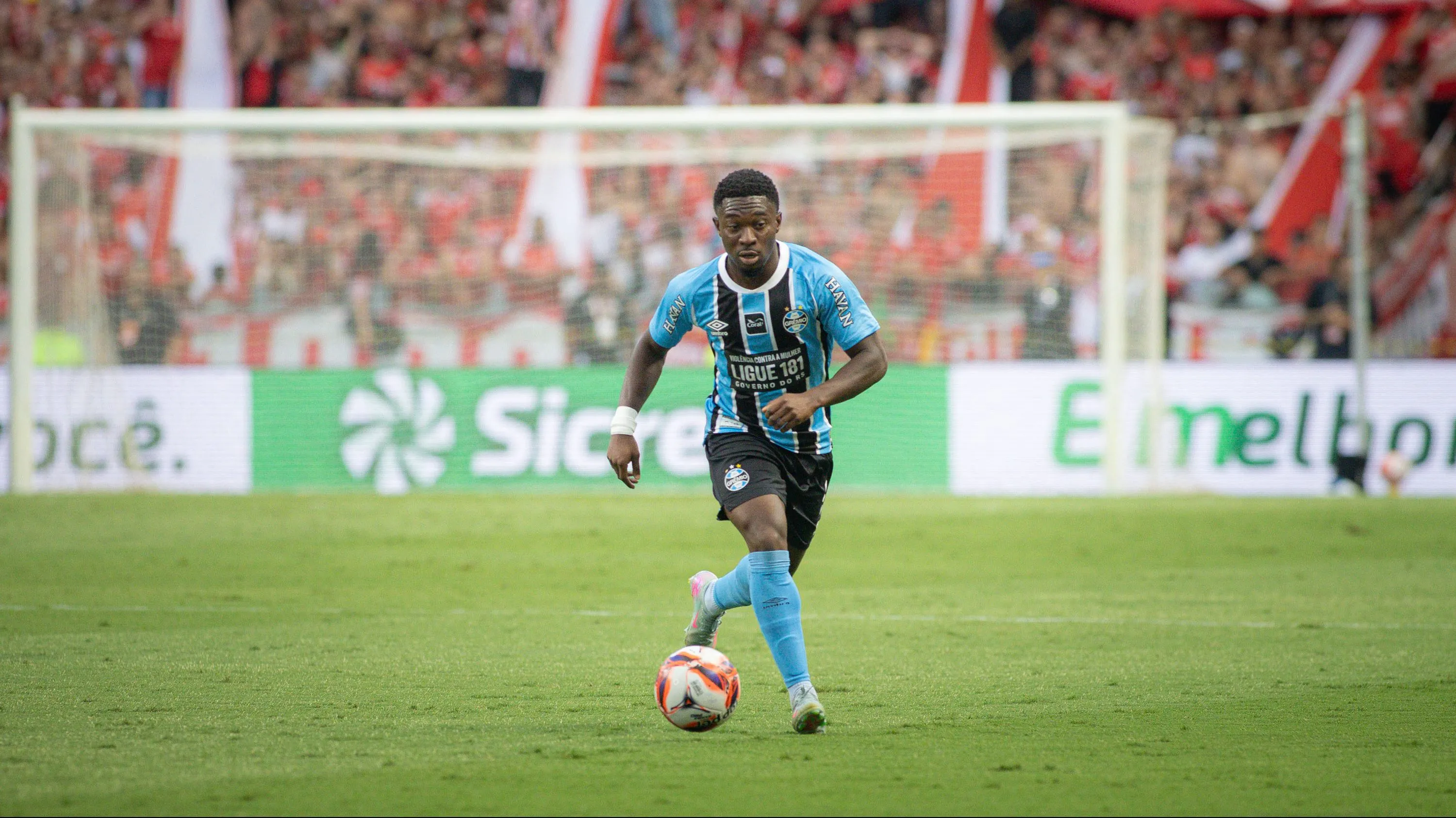 Francis Amuzu jogador do Gremio durante partida contra o Internacional no estadio Beira-Rio pelo campeonato Gaucho 2026. Foto: Maxi Franzoi/AGIF