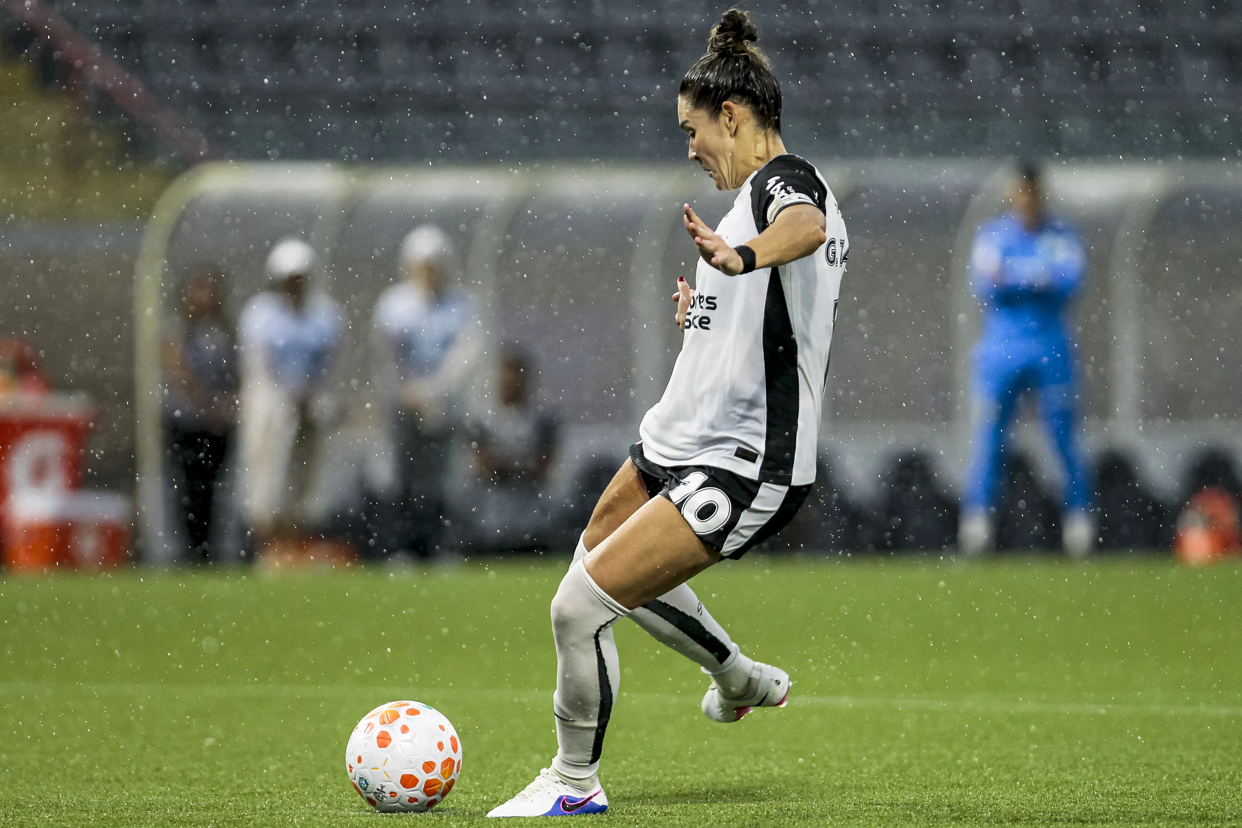 Gabi Zanotti com as Brabas. Foto: Marco Miatelo/AGIF