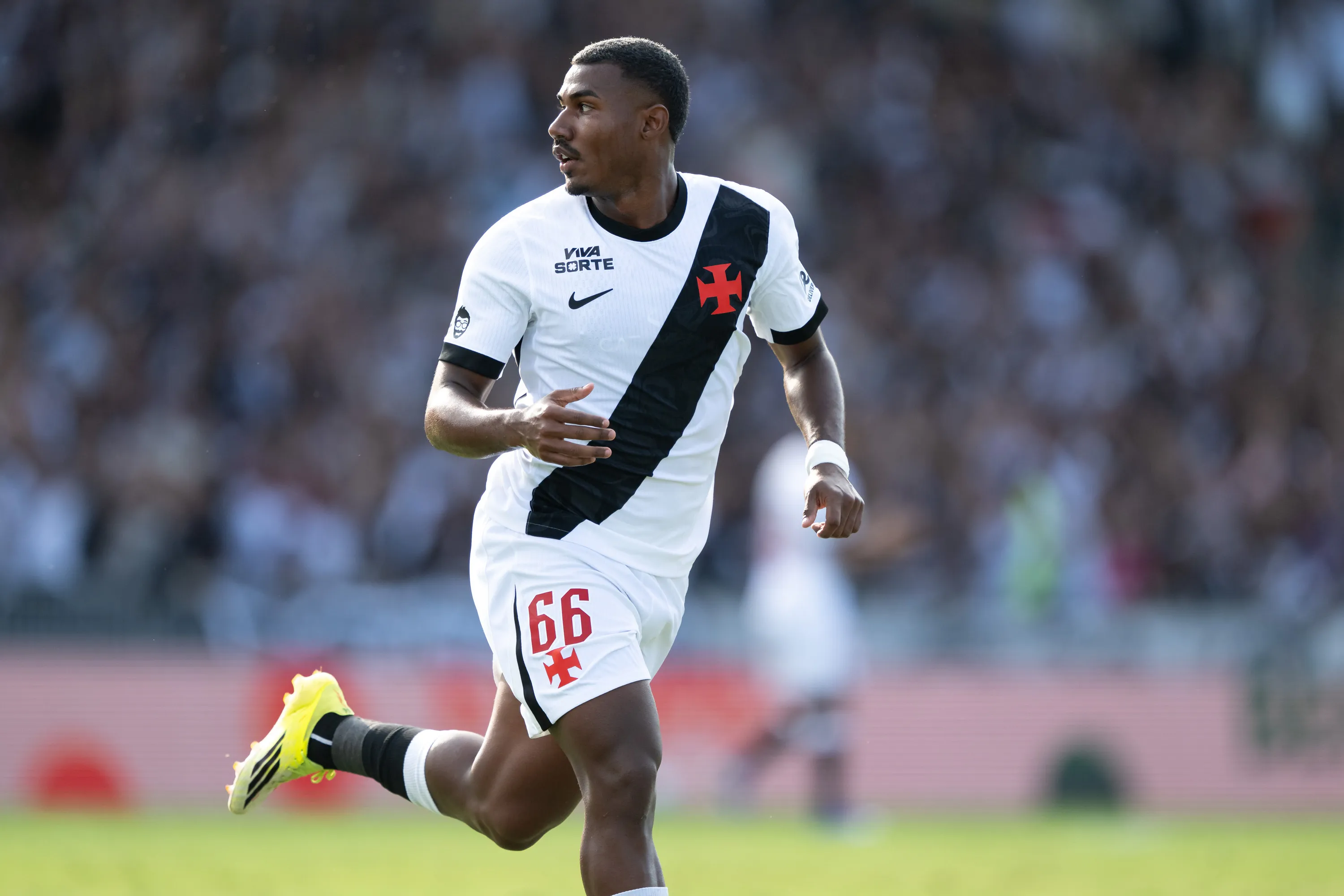Cuiabano jogador do Vasco comemora seu gol durante partida contra o Gremio no estadio Sao Januario pelo campeonato Brasileiro A 2026. Foto: Jorge Rodrigues/AGIF