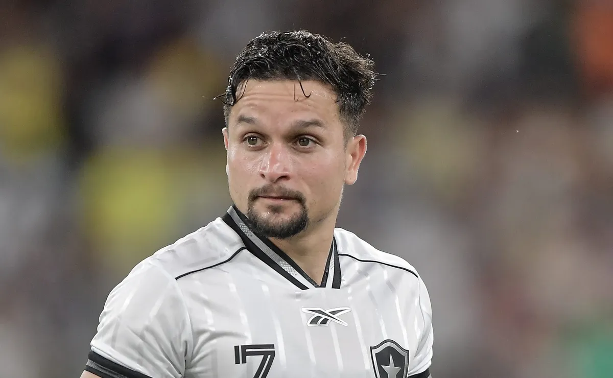 São Paulo e Botafogo chegam a acordo para empréstimo de Artur, e Tricolor irá pagar 60% do salário