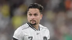 Artur jogador do Botafogo durante partida contra o Fluminense no estadio Maracana pelo campeonato Brasileiro A 2026. Foto: Thiago Ribeiro/AGIF
