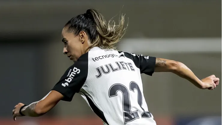 Juliete com a camisa das Brabas. Foto: Marco Miatelo/AGIF
