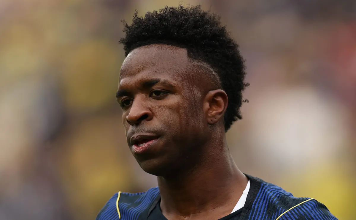 Após atuação abaixo pela Seleção Brasileira, Vini Jr. curte férias com Virgínia na Universal