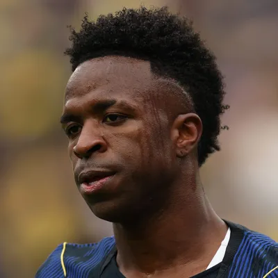 Vini Jr. curte parque da Universal com Virgínia após atuação abaixo