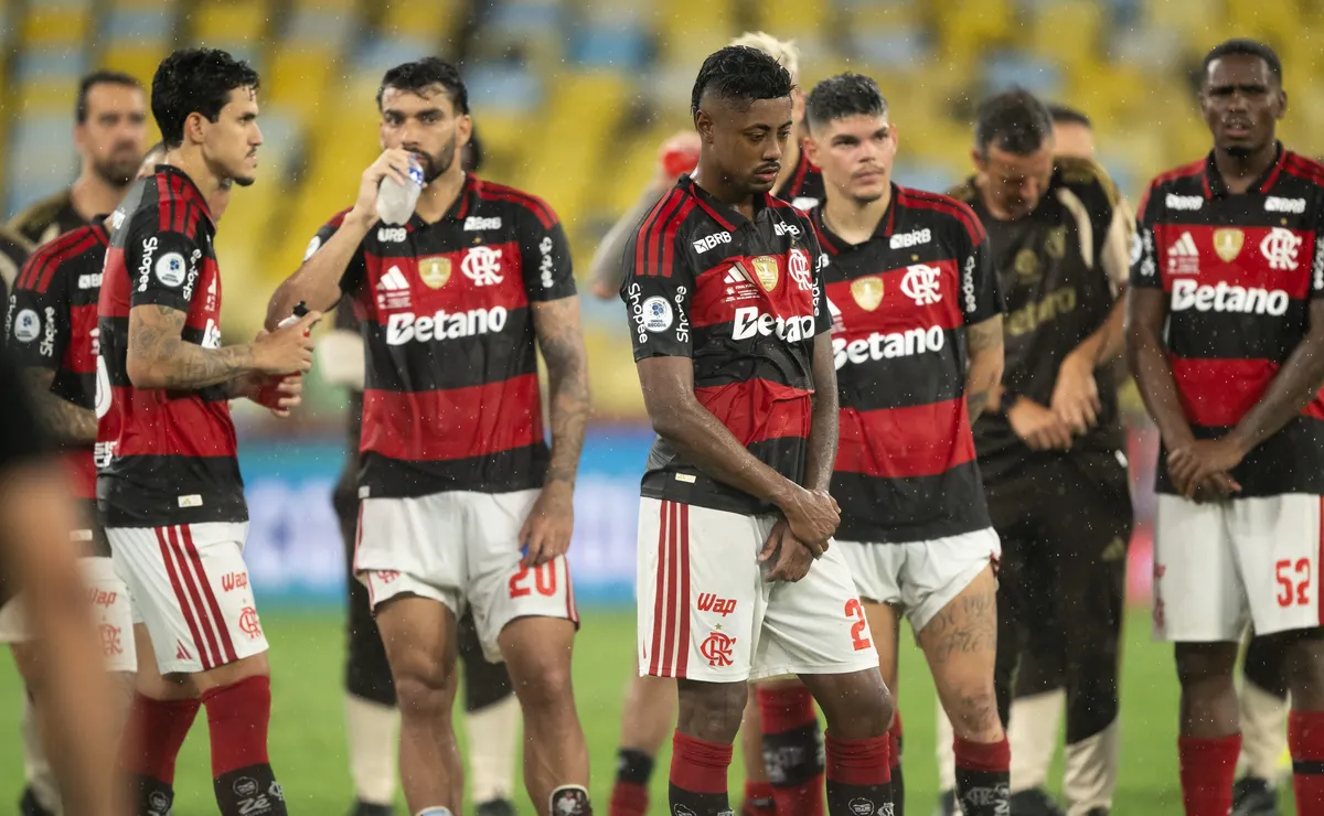 Mozer, ídolo do Flamengo, cobra elenco após início de 2026 instável: “Não pode viver do passado”