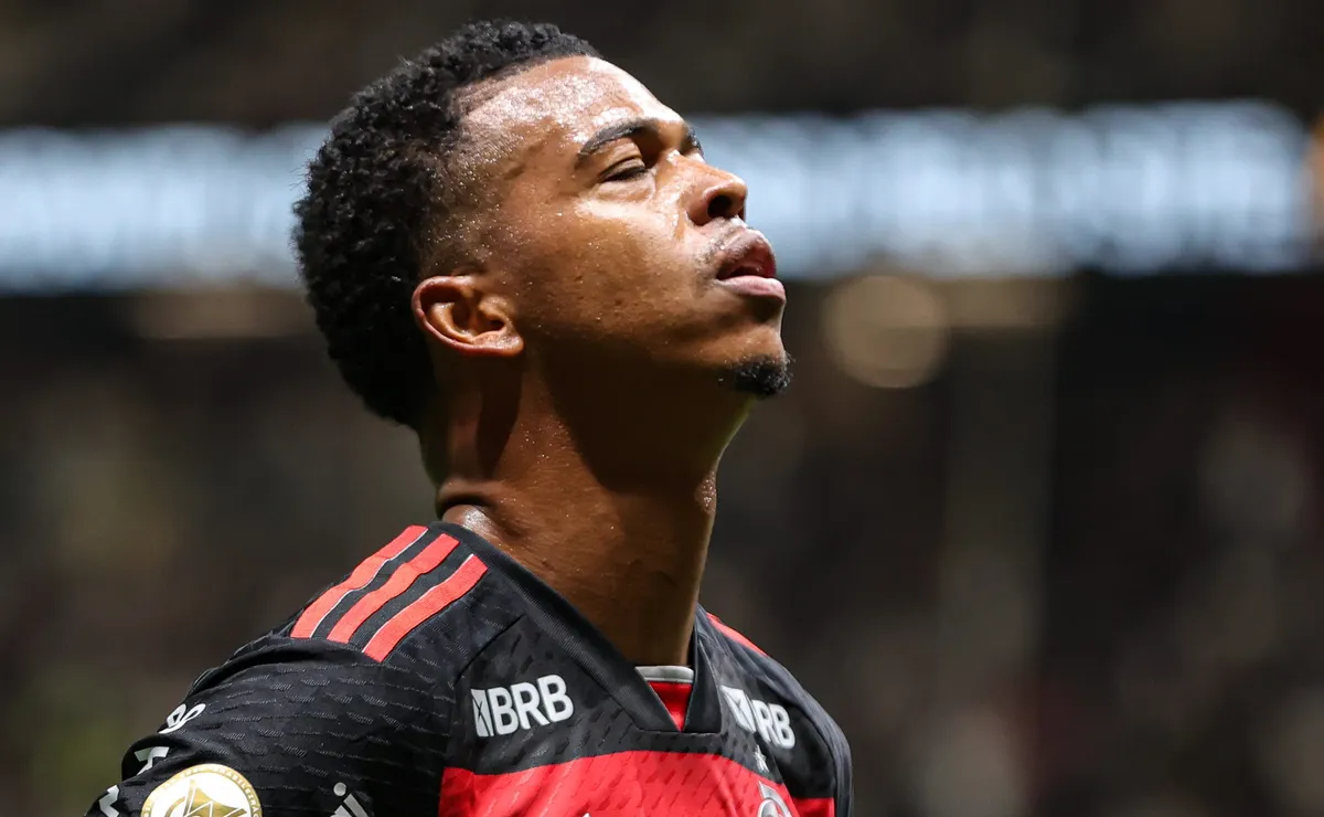 Carlinhos aceitou rescisão com Flamengo para assinar com o Cuiabá, mas dívida mantém atacante no Remo