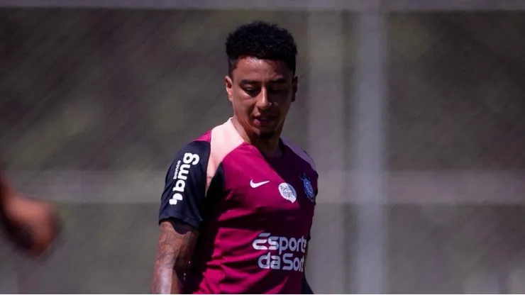 Lingard em ação durante treinamento no Timão