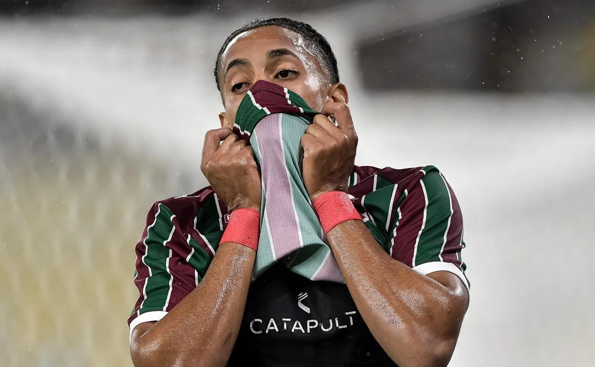 Matheus Reis rompe LCA de joelho, passa por cirurgia e desfalca Fluminense até o fim do ano