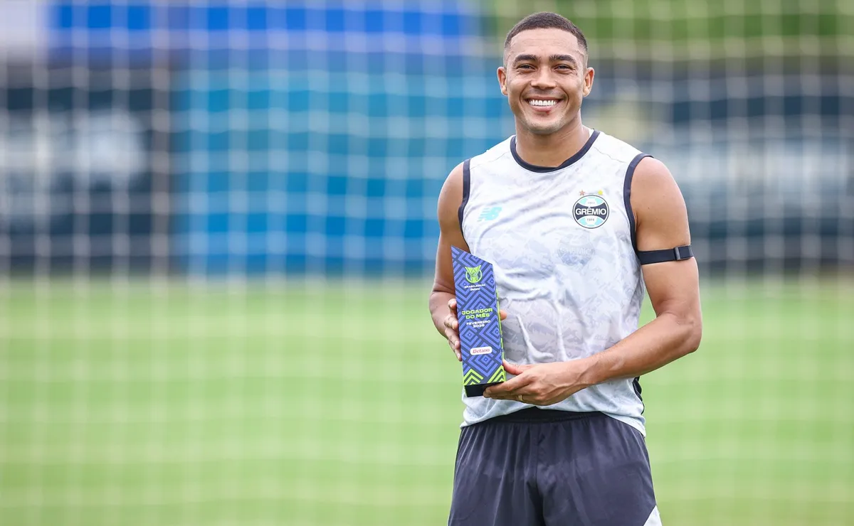 Carlos Vinicius vive fase iluminada e vira referência no Grêmio