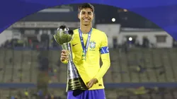 Vitor Reis, zagueiro do Palmeiras, com a taça de campeão Sul-Americano Sub-17 pelo Brasil — Foto: Rafael Ribeiro/CBF