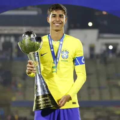 Vitor Reis revela convocação de madrugada para a Seleção