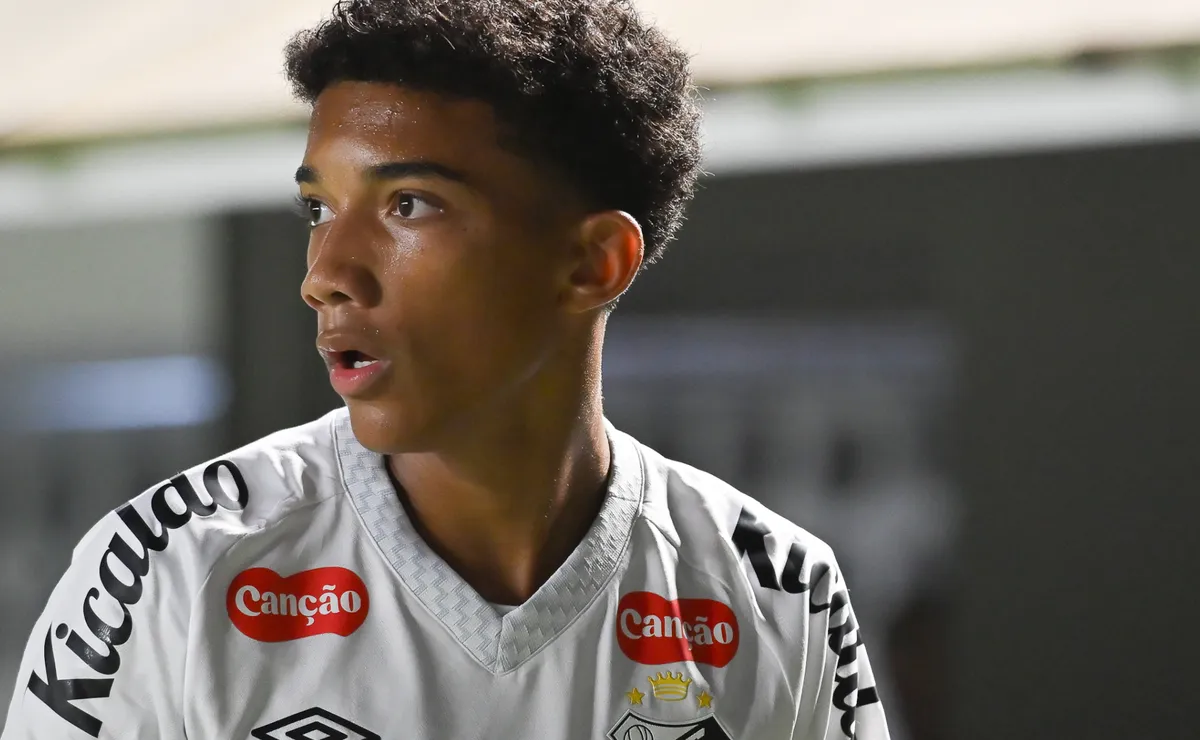 Robinho Jr. ganha fôlego com Cuca, elogia treinador e mira recuperar espaço no Santos