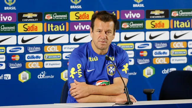 Dunga treinando a Seleção em 2016. Foto: Marcello Zambrana/AGIF