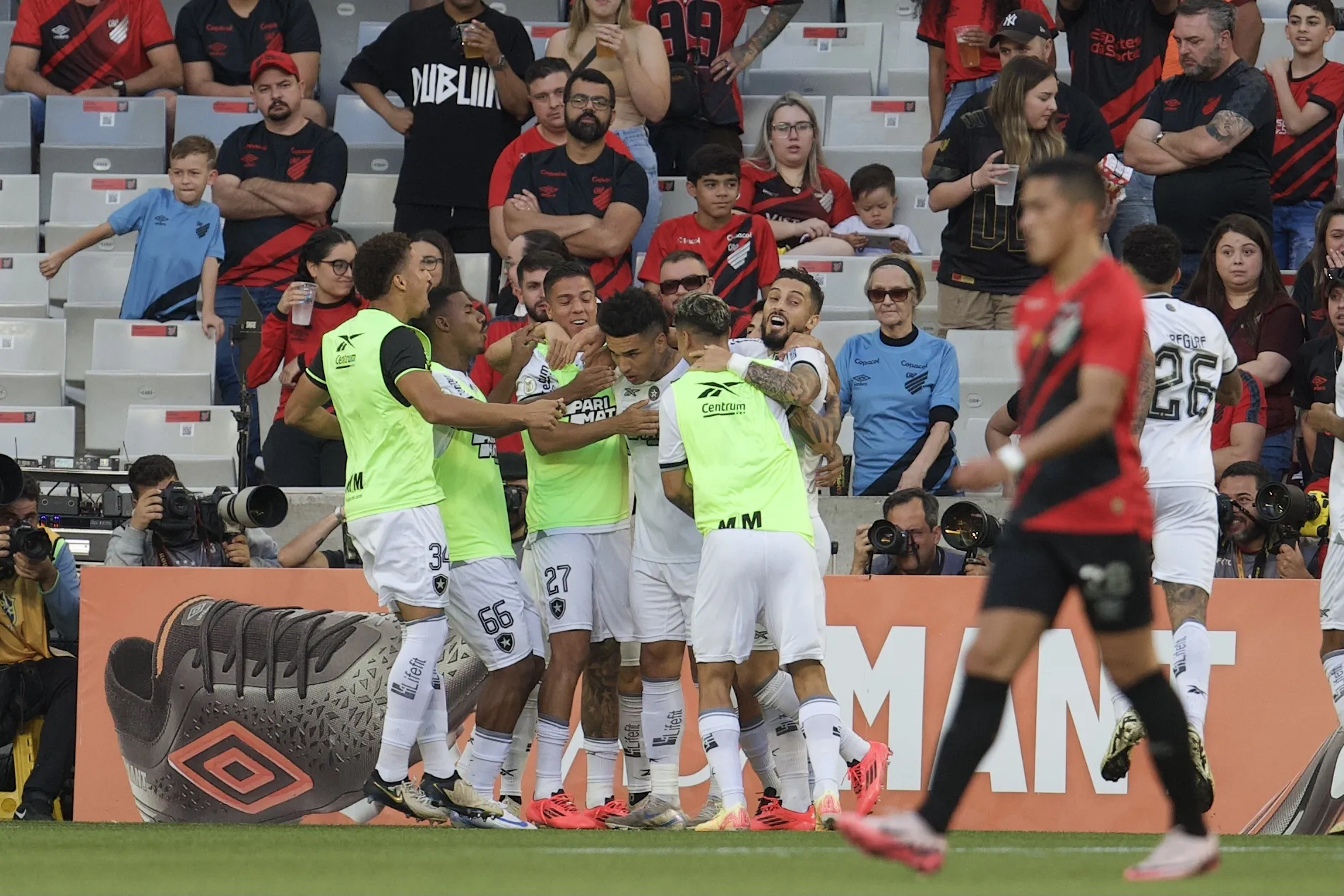 Jogadores do Botafogo comemoram gol durante partida contra o Athletico-PR no estadio Arena da Baixada pelo campeonato Brasileiro A 2024. Foto: Hedeson Alves/AGIF