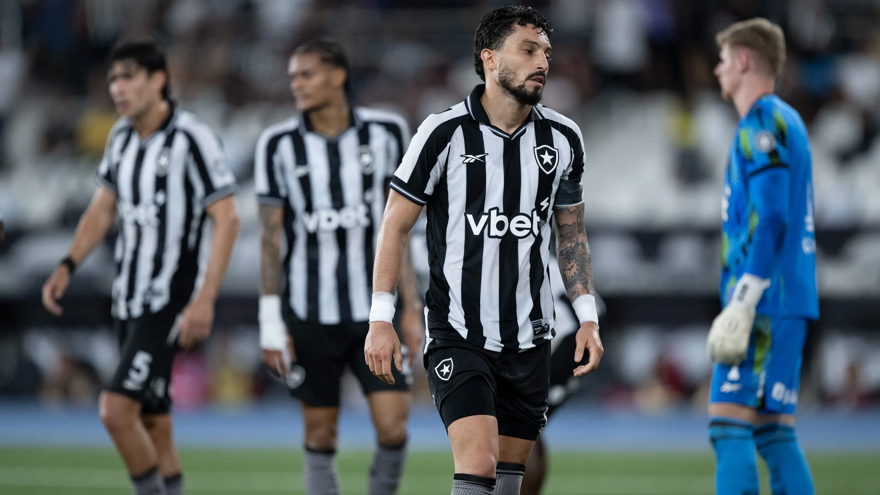 Alex Telles jogador do Botafogo lamenta durante partida contra o Flamengo. Foto: Jorge Rodrigues/AGIF