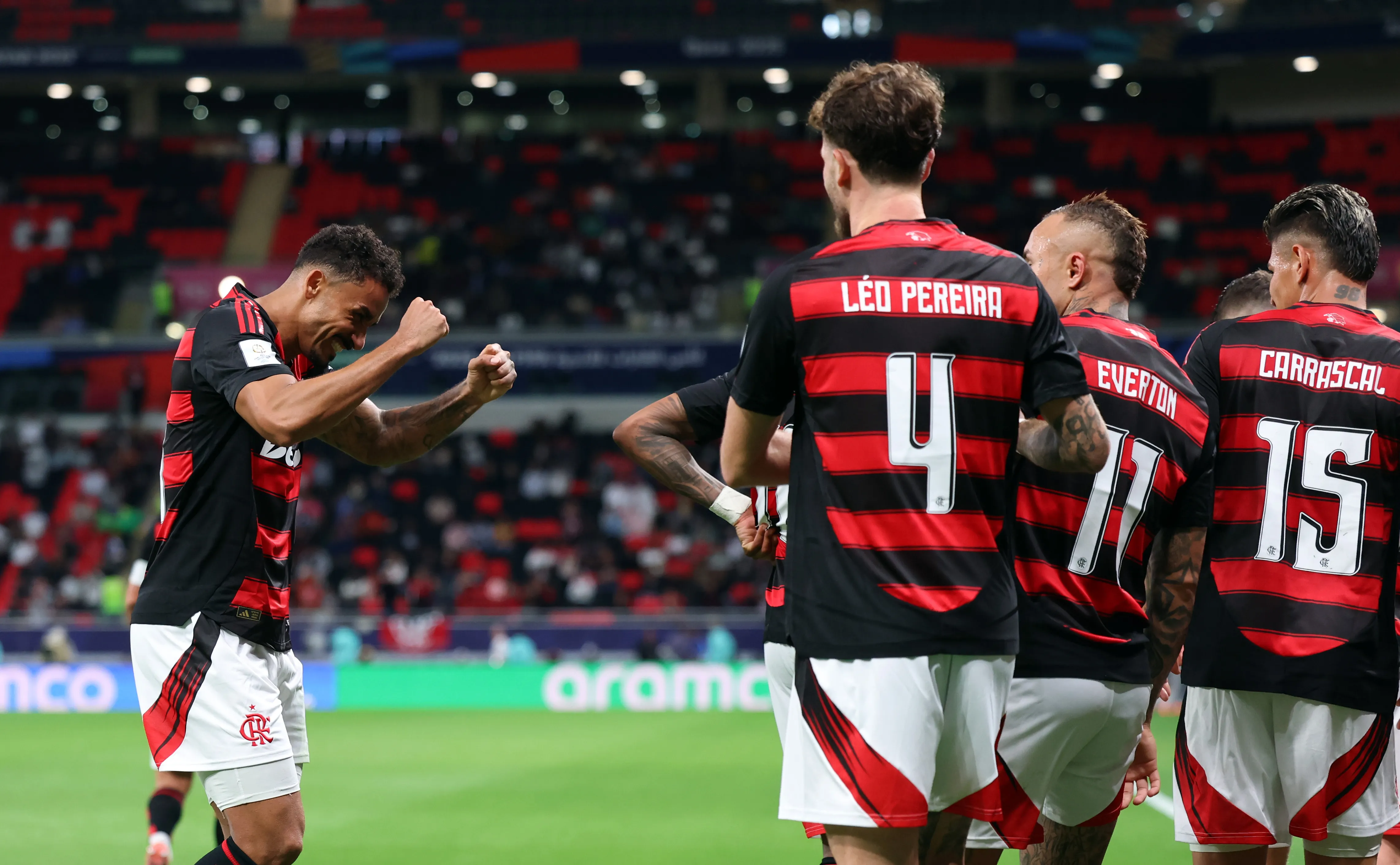 Danilo do Flamengo comemora seu gol com Léo Pereira. (Photo by Getty Images/Getty Images)