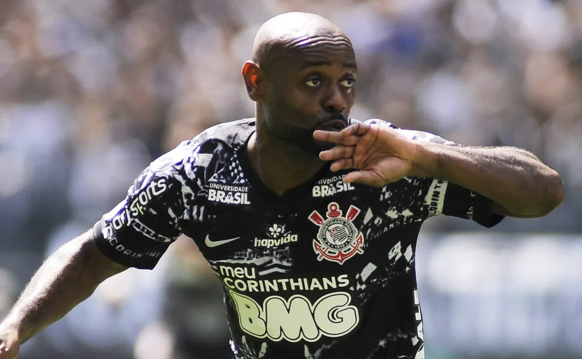 Campeão brasileiro pelo Corinthians, Vagner Love anuncia aposentadoria do futebol aos 41 anos