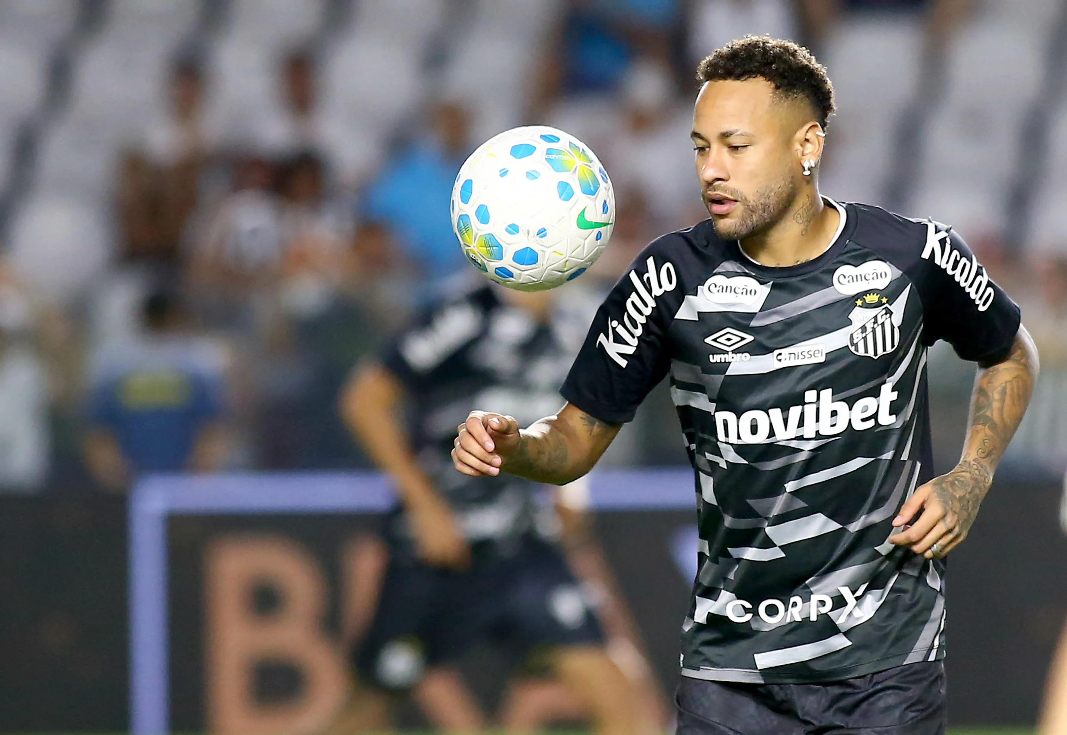 Neymar Jr jogador do Santos durante aquecimento antes da partida contra o Internacional no estadio Vila Belmiro pelo campeonato Brasileiro A 2026. Foto: Mauricio De Souza/AGIF