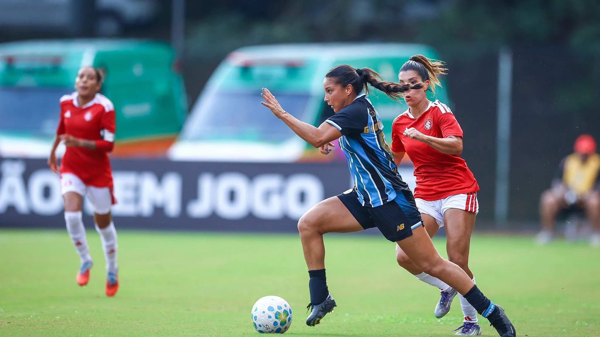 Internacional e Grêmio em campo pelo Brasileirão Feminino
