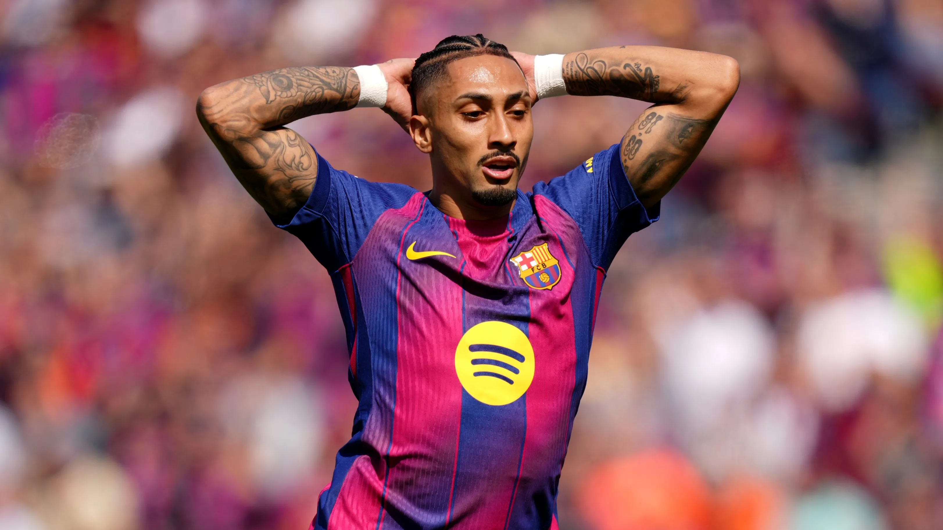 Raphinha durante partida pelo Barcelona – Foto: Alex Caparros/Getty Images